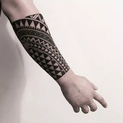  Tatouage maori, polynésien sur l'avant bras d'un homme